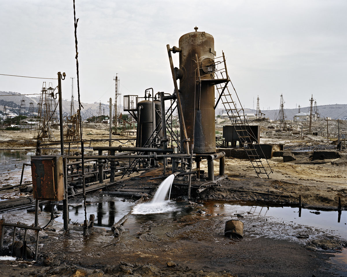 Решение проблем нефтяной промышленности. Нефтедобыча в Баку. Заброшенные месторождения нефти. Заброшенные нефтяные скважины. Экология и нефтедобыча.